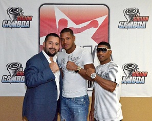 Sullivan Barrera en el centro y Gamboa a la derecha. Foto: Arena Box Promotions