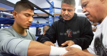 Mikey García reaparecerá en la cartelera Santa Cruz vs Frampton Mikey García junto a su hermano Robert García