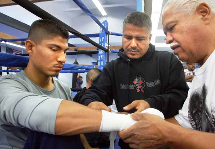 Mikey García junto a su hermano Robert García