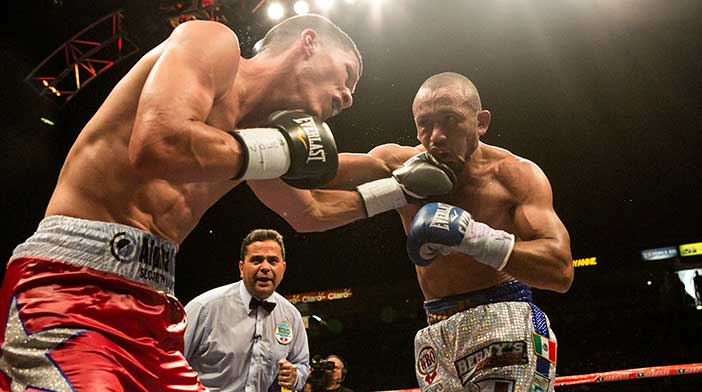 Martínez vs Salido y el árbitro José H. Rivera - (Foto cortesía: Ivan Ojeda / PRBBP)                      