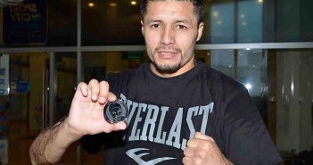 Jhonny González vs Sergio Estrella el 25 de marzo