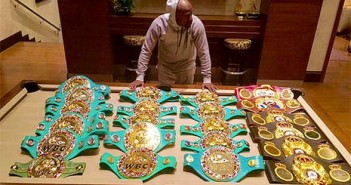 Floyd Mayweather muestra sus 23 cinturones mundiales