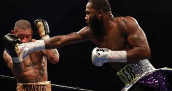 Adrien Broner se impone a Ashley Teophane y reta a Mayweather