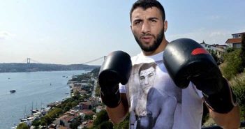 Avni Yildirim superó una dura prueba ante Ryan Ford