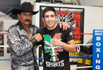 Leo Santa Cruz junto a su padre.