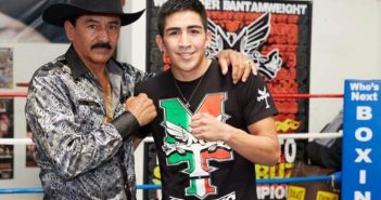 Santa Cruz ignora a Cuellar y espera unificar contra el campeón FIB Lee Selby Leo Santa Cruz junto a su padre.