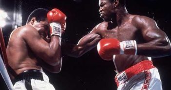 Muhammad Alí dio lástima ante Larry Holmes tratando de coronarse campeón por 4ta vez Ali vs Holmes
