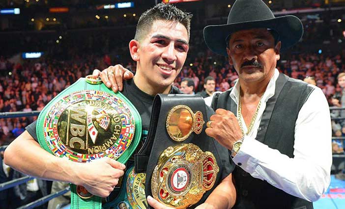 Leo Santa Cruz junto a su padre