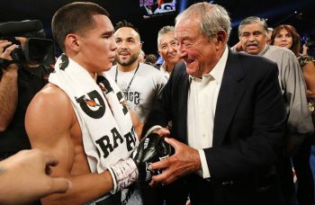 Óscar Valdez y Bob Arum (Foto: Top Rank)