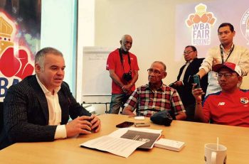 A la izquierda Gilberto Jesús Mendoza presidente de la AMB
