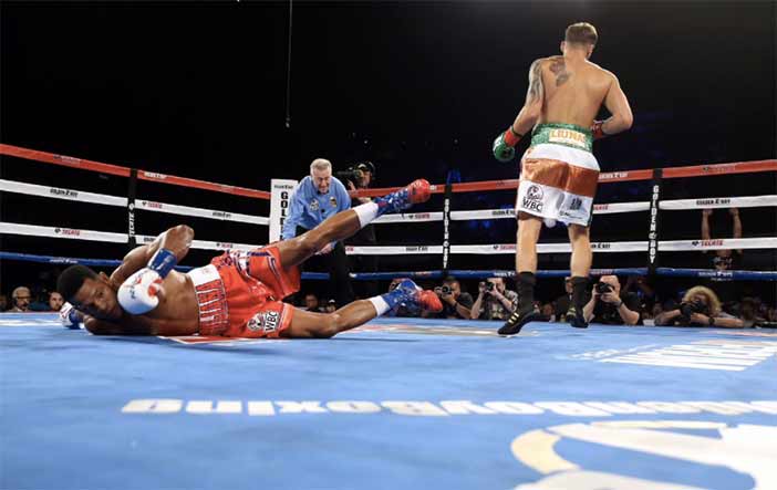 Joe Smith derriba a Sullivan Barrera