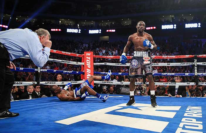 Indongo cae noqueado por Crawford (Foto:Mikey Williams / Top Rank)