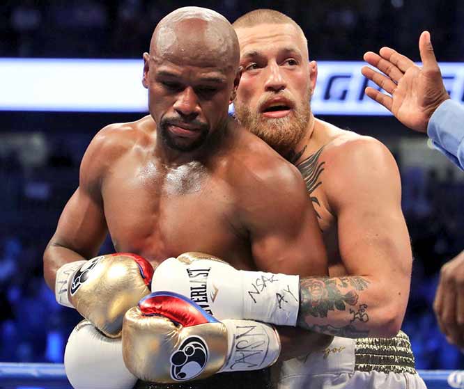 McGregor agarra por la espalda a Mayweather