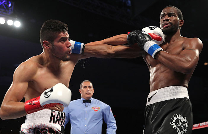Ramírez vs Hart (Foto: Mikey Williams, Top Rank)