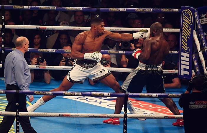 Joshua golpea a Takam