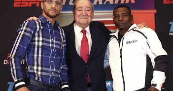 RIGONDEAUX EN UNA ENCRUCIJADA Lomachenko, Arum y Rigondeaux (Credito: Mikey Williams / Top Rank)