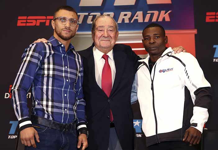 Lomachenko, Arum y Rigondeaux (Credito: Mikey Williams / Top Rank)
