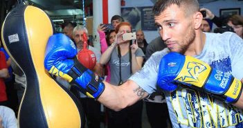 Vasyl Lomachenko fue operado del hombro derecho Vasyl Lomachenko (Credito: Mikey Williams / Top Rank