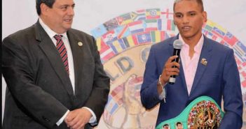Cristofer Rosales recibe el cinturón del CMB Sulaimán y Cristofer Rosales