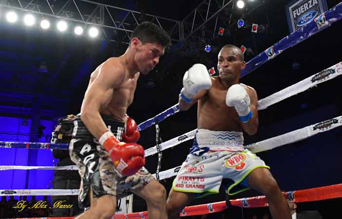 Jonathan ‘Bomba’ González vs Julián Yedras (FOTO POR ALEX NUNEZ)