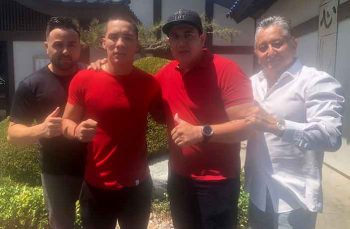 FOTO: de izquierda a derecha: Frank Espinoza, Jr, Osar Valdez, Eddy Reynoso y Frank Espinoza Sr. Credito: Espinoza Boxing Club