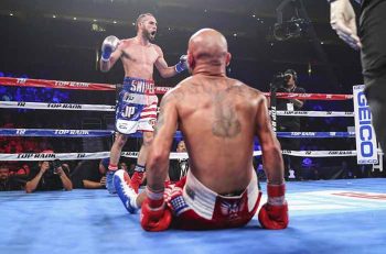 José Pedraza derriba a Ray Beltrán (Foto: Mikey Williams / Top Rank)