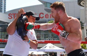 Eddy Reynoso y Canelo Álvarez
