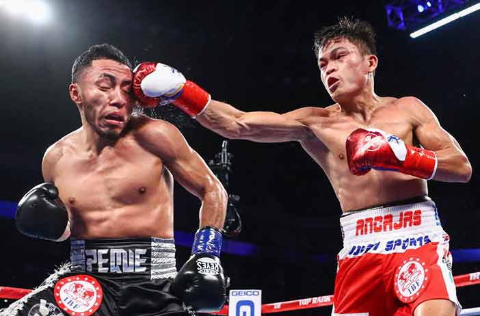 Jerwin Ancajas vs Alex Santiago (Foto: Mikey Williams / Top Rank)