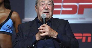 Top Rank Firma a los Destacados Peleadores Aficionados Sonny Conto y Jeremy Adorno Bob Arum (Foto: Mikey Williams/Top)