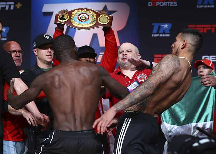 Crawford vs Benavidez en pesaje (Foto: Mikey Williams / Top Rank)