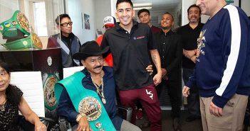 José Santa Cruz recibe el reconocimiento del CMB José Santa Cruz junto a su hijo Leo Santa Cruz y Mauricio Sulaimán
