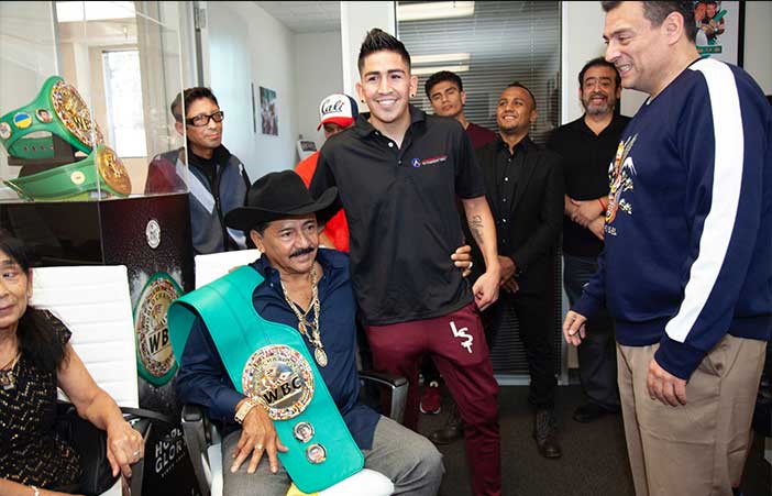 José Santa Cruz junto a su hijo Leo Santa Cruz y Mauricio Sulaimán