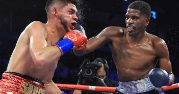 Mauricie Hooker detiene a Alex Saucedo en el séptimo Mauricie Hooker detiene a Alex Saucedo Mikey Williams / Top Rank)