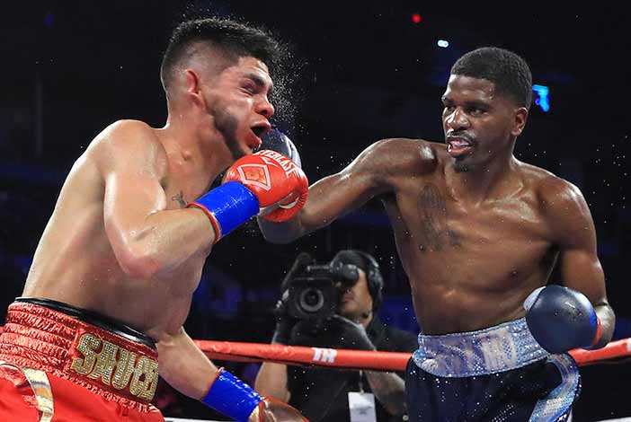 Mauricie Hooker detiene a Alex Saucedo Mikey Williams / Top Rank)