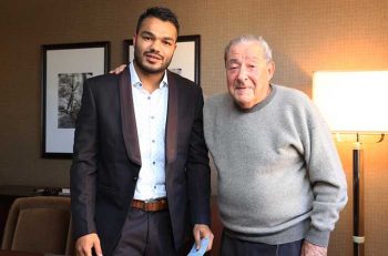 Vikas Krishan y Bob Arum