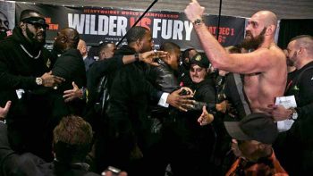 Deontay Wilder y Tyson Fury acabaron sujetados