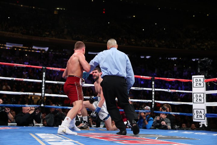 Canelo derriba a Rocky Fielding