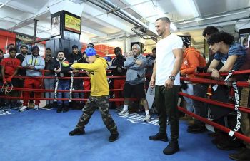 Lomachenko enseñando a niños (Credito de Fotos: Mikey Williams/ Top Rank)