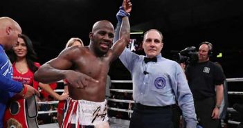 Tevin Farmer retuvo ante Jono Carroll Tevin Farmer (Ed Mulholland/Matchroom Boxing USA)