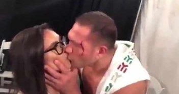 Polémico beso de Kubrat Pulev a periodista durante la entrevista Kubrat Pulev besa a periodista en plena entrevista