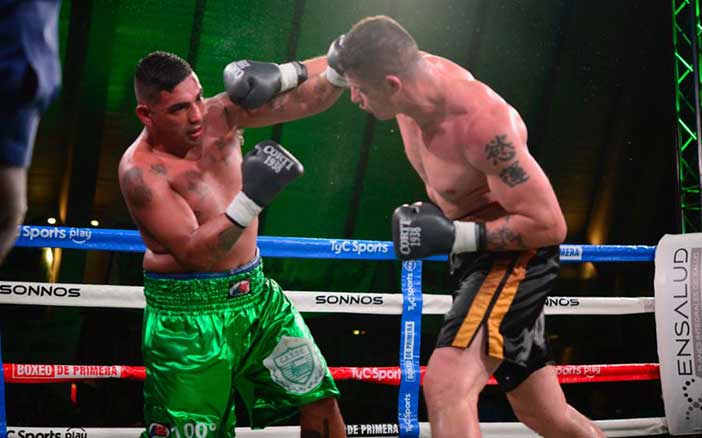Darío Balmaceda golpea a Pablo Farías (Argentina Boxing Promotions)