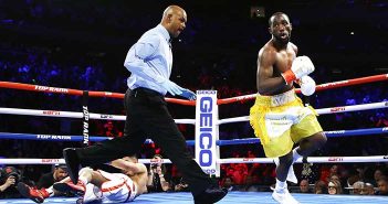 Crawford dominó a Khan en Nueva York Kham es derribado por Crawford (Foto: Mikey Williams / Top Rank)