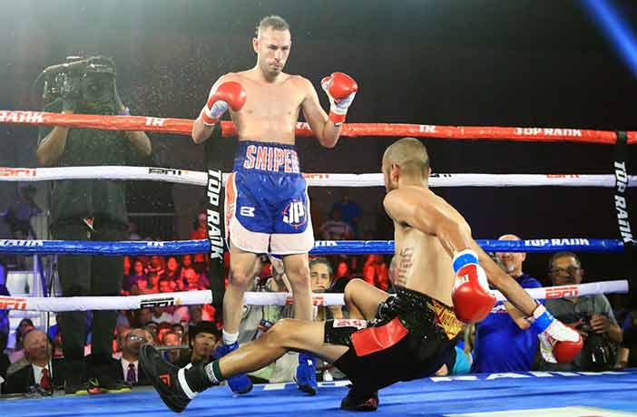 José Pedraza derriba a Lozada Jr. (Mikey Williams / Top Rank)
