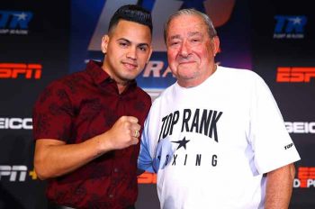Robeisy Ramírez y Bob Arum (Foto: Mikey Williams / Top Rank)