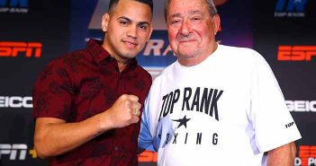 Bob Arum critica a Dana White mientras De la Hoya lo elogia Robeisy Ramírez y Bob Arum (Foto: Mikey Williams / Top Rank)