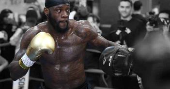 Deontay Wilder muestra sus armas en entrenamiento público Deontay Wilder