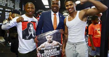 Shakur Stevenson y Joshua Greer comparten con los niños de Newark Shakur Stevenson y Joshua Greer Jr. (Foto-Mikey-Williams-_-Top-Rank)
