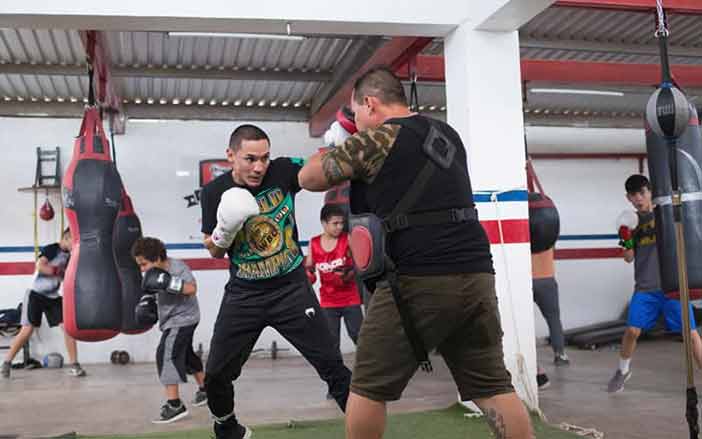 Juan Francisco “Gallo”  Estrada entrenando