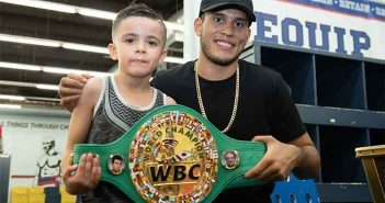 David Benavidez sorprende a los niños en un gimnasio en Los Ángeles David Benavidez