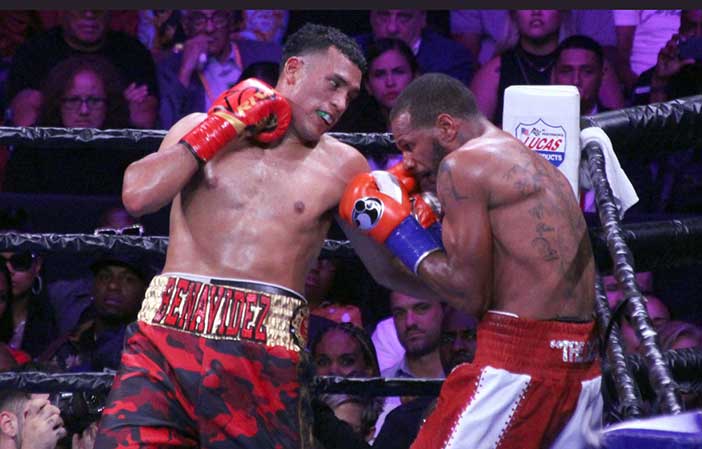 DAVID BENAVIDEZ VS ANTHONY DIRRELL (PHOTO CREDIT: SUMIO YAMADA)